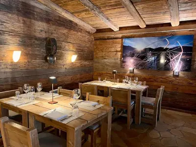 Ein Restaurant oder anderes Speiselokal in der Unterkunft Vue panoramique, Piscine, Spa, Ski in-out & Golf à l'hôtel de l'Etrier à Crans-Montana