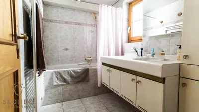 Ein Badezimmer in der Unterkunft Annas Place im Haus zer Briggu Saas-Grund