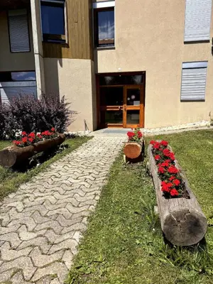 Ein Garten an der Unterkunft Studio Cosy à proximité immédiate des télécabines