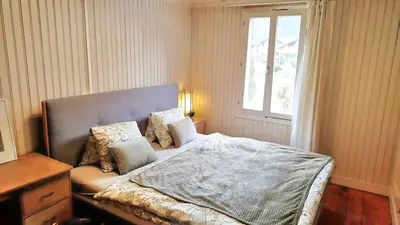 Ein Bett oder Betten in einem Zimmer der Unterkunft Interlaken house with Harder Kulm view