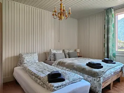 Ein Bett oder Betten in einem Zimmer der Unterkunft Interlaken house with Harder Kulm view