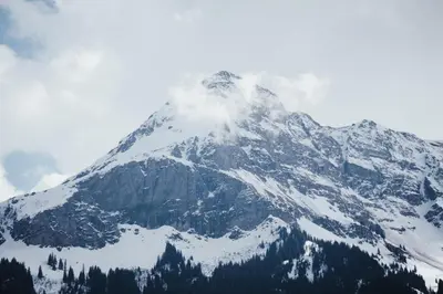 Ein allgemeiner Bergblick oder ein Berglick von der Ferienwohnung aus