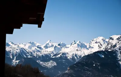 Ein allgemeiner Bergblick oder ein Berglick von der Ferienwohnung aus