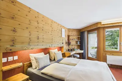 Ein Bett oder Betten in einem Zimmer der Unterkunft Central suite to stay for two experience SaasFee