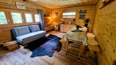 Ein Sitzbereich in der Unterkunft Mayen Praz dau Lauc Charme et nature 4 personnes
