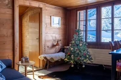Ein Sitzbereich in der Unterkunft Vintage chalet in Kandersteg
