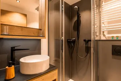 Ein Badezimmer in der Unterkunft Studio Enzian - Matterhorn Sicht bei der Bergbahn Inspiringplaceszermatt