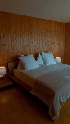 Ein Bett oder Betten in einem Zimmer der Unterkunft Private Chalet with Pool, Lake & Mountain Views