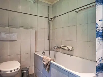 Ein Badezimmer in der Unterkunft Chalet Haus am See by Interhome