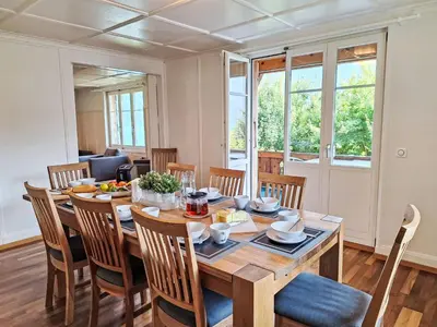 Ein Sitzbereich in der Unterkunft Chalet Haus am See by Interhome