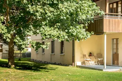 Ein Garten an der Unterkunft Chalet Gemsstock and Little Gemsstock, whole house