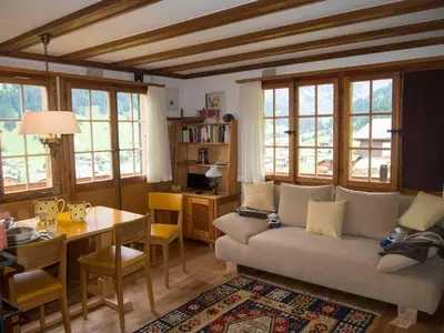Ein Sitzbereich in der Unterkunft Ferienwohnung Chalet Zwirbeli