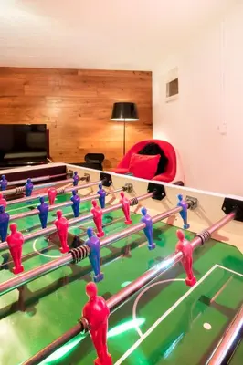 Eine Spielezimmer in der Unterkunft Chalet Azzurro
