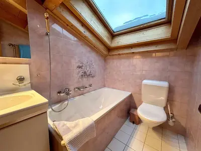 Ein Badezimmer in der Unterkunft Gstaad Blue Sky Chalet with stunning views
