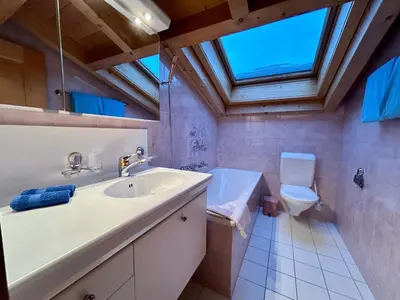 Ein Badezimmer in der Unterkunft Gstaad Blue Sky Chalet with stunning views