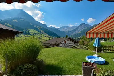 Ein allgemeiner Bergblick oder ein Berglick von der Ferienwohnung aus