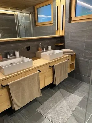 Ein Badezimmer in der Unterkunft Hotel Etrier - apartment in Hotel with access to pool, spa and all facilities