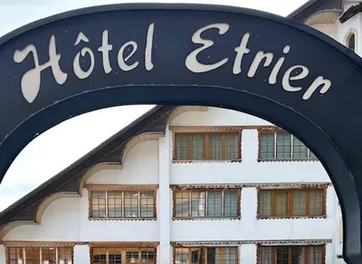 Ein Zertifikat, Auszeichnung, Logo oder anderes Dokument, das in der Unterkunft Hotel Etrier - apartment in Hotel with access to pool, spa and all facilities ausgestellt ist