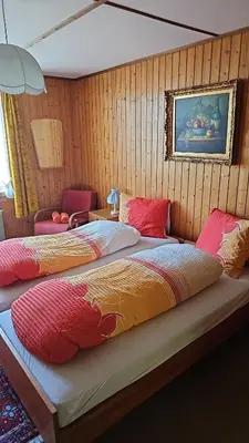 Ein Bett oder Betten in einem Zimmer der Unterkunft Alphenrose saxeten