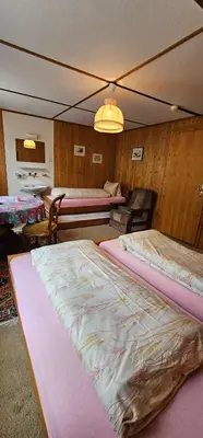 Ein Bett oder Betten in einem Zimmer der Unterkunft Alphenrose saxeten