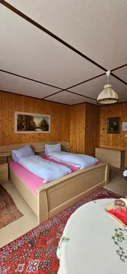 Ein Bett oder Betten in einem Zimmer der Unterkunft Alphenrose saxeten