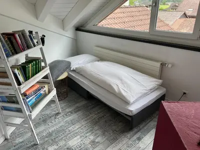 Ein Bett oder Betten in einem Zimmer der Unterkunft Dachwohnung mit Balkon am Brienzersee, Brienz BE