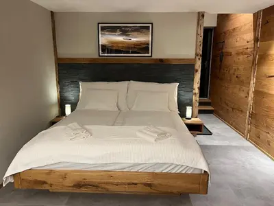 Ein Bett oder Betten in einem Zimmer der Unterkunft Mountain Homes -Base Camp Studio