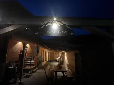 Ein Patio oder anderer Außenbereich in der Unterkunft Mountain Homes - Summit Studio