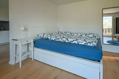 Ein Bett oder Betten in einem Zimmer der Unterkunft Ferienwohnung mit Balkon nahe Interlaken & Adelboden