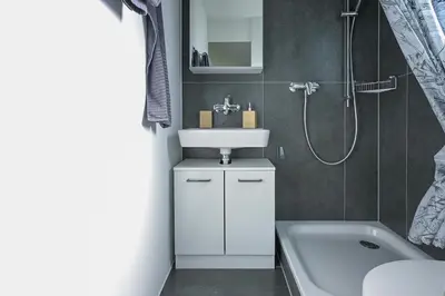 Ein Badezimmer in der Unterkunft Ferienwohnung mit Balkon nahe Interlaken & Adelboden