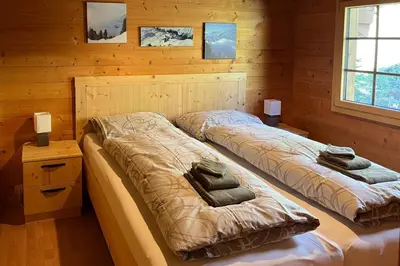 Ein Bett oder Betten in einem Zimmer der Unterkunft Chalet Val Roc - Dachwohnung West