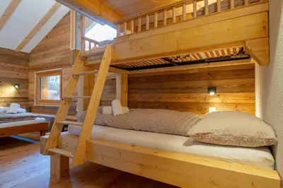 Ein Bett oder Betten in einem Zimmer der Unterkunft Chalet Himmel - Top renoviertes Walliserhaus in Biel VS