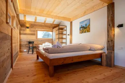 Ein Bett oder Betten in einem Zimmer der Unterkunft Chalet Himmel - Top renoviertes Walliserhaus in Biel VS