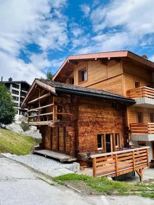 Das Gebäude in dem sich das Chalet befindet