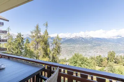 Ein allgemeiner Bergblick oder ein Berglick von der Ferienwohnung aus