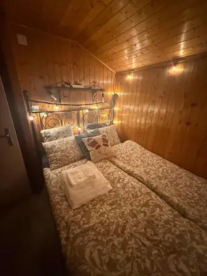 Ein Bett oder Betten in einem Zimmer der Unterkunft Chalet Opalpin Lodge & Spa, vue montagne et jacuzzi