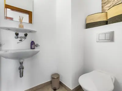 Ein Badezimmer in der Unterkunft Apartment La Forêt ouest C120 by Interhome