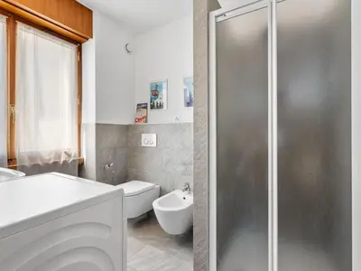 Ein Badezimmer in der Unterkunft Apartment La Forêt ouest C120 by Interhome