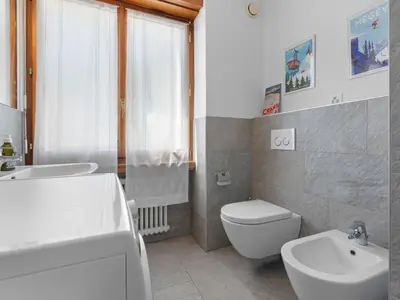 Ein Badezimmer in der Unterkunft Apartment La Forêt ouest C120 by Interhome