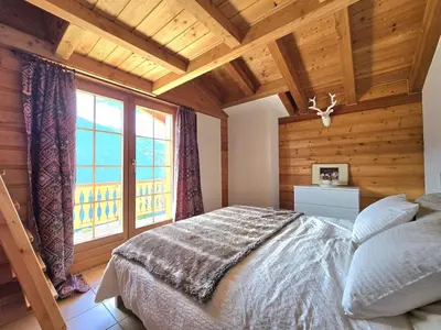 Ein Bett oder Betten in einem Zimmer der Unterkunft Appartement l'Arzinol avec vue panoramique, St-Martin VS, Val d'Hérens