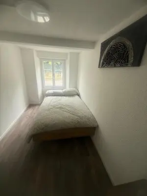 Ein Bett oder Betten in einem Zimmer der Unterkunft Ferienwohnung Winterzeit EG - Interlaken Thun Spiez Kandersteg