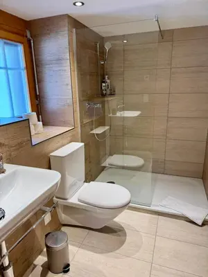 Ein Badezimmer in der Unterkunft Lakeview Swiss Chalet with Hot Tub near Interlaken