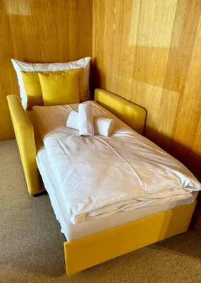 Ein Bett oder Betten in einem Zimmer der Unterkunft Lakeview Swiss Chalet with Hot Tub near Interlaken