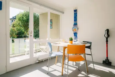 Ein Patio oder anderer Außenbereich in der Unterkunft Apartment Baytrail in See- und Bergnähe, modern, mit Garten, 4 Gäste