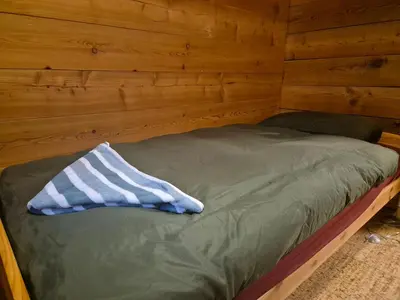 Ein Bett oder Betten in einem Zimmer der Unterkunft Gemütliches Walliser Chalet Nahe Aletschgebiet