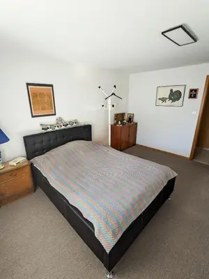 Ein Bett oder Betten in einem Zimmer der Unterkunft Apartment Above the Rooftops - Mountain Panorama