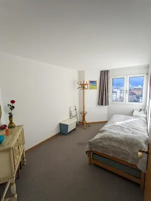 Ein Bett oder Betten in einem Zimmer der Unterkunft Apartment Above the Rooftops - Mountain Panorama