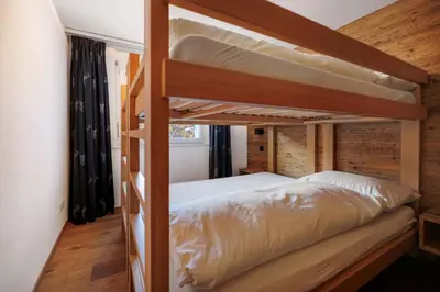 Ein Bett oder Betten in einem Zimmer der Unterkunft Cornelia 1 Ski-In-Out Stunning Views & Sleeps 8