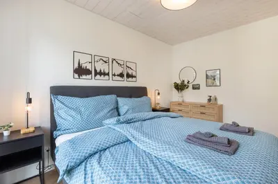 Ein Bett oder Betten in einem Zimmer der Unterkunft Scenic Apartment with Balcony View & Free Parking