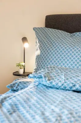 Ein Bett oder Betten in einem Zimmer der Unterkunft Scenic Apartment with Balcony View & Free Parking